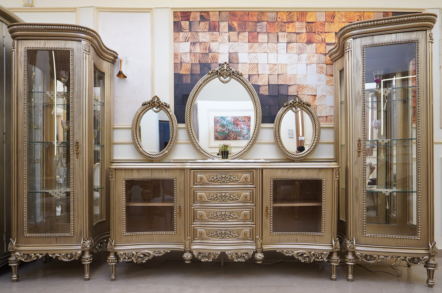 Natuesszimmer buffet und zwei vitrinschranke