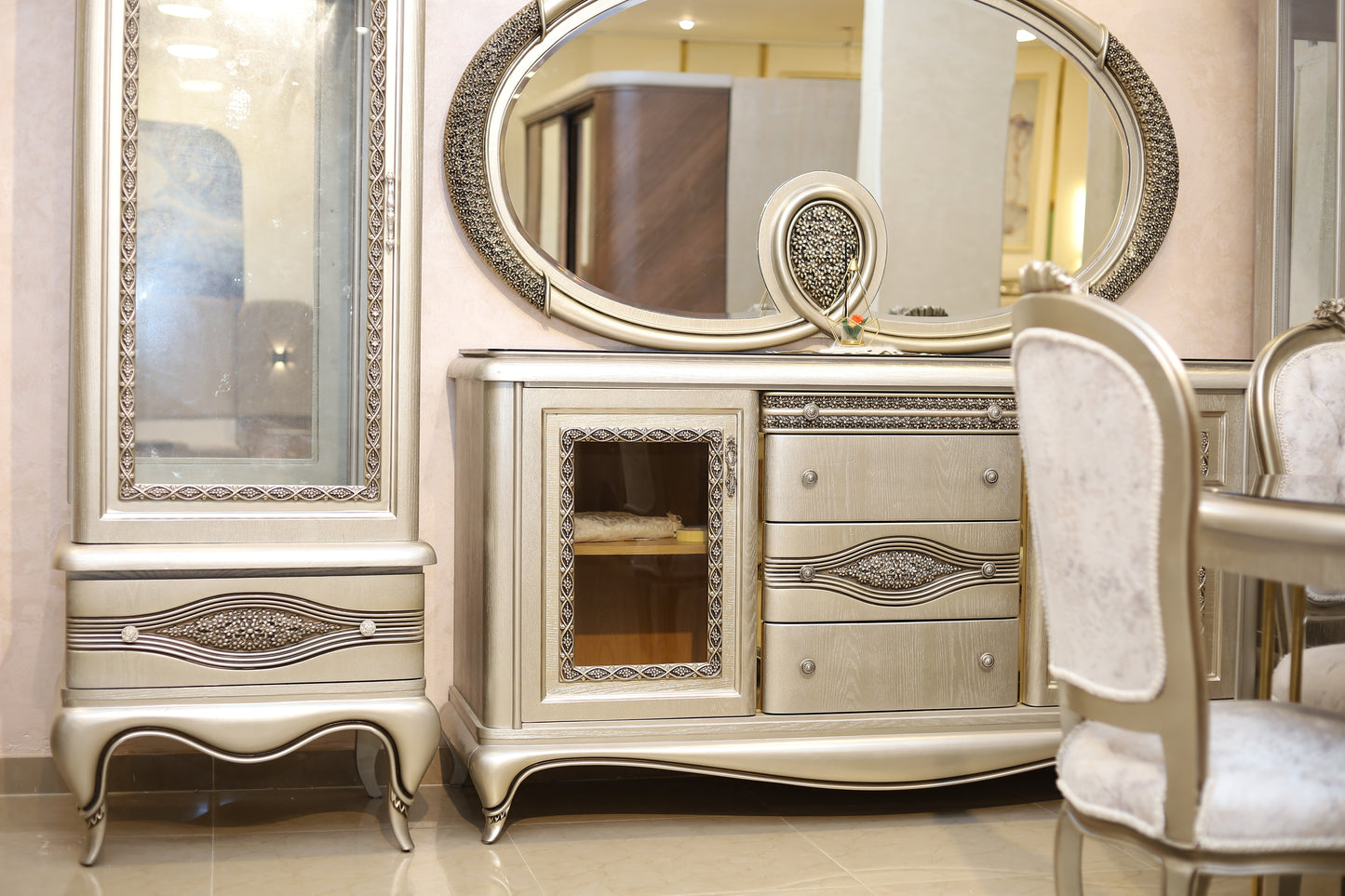 Opulentes esszimmer buffet details