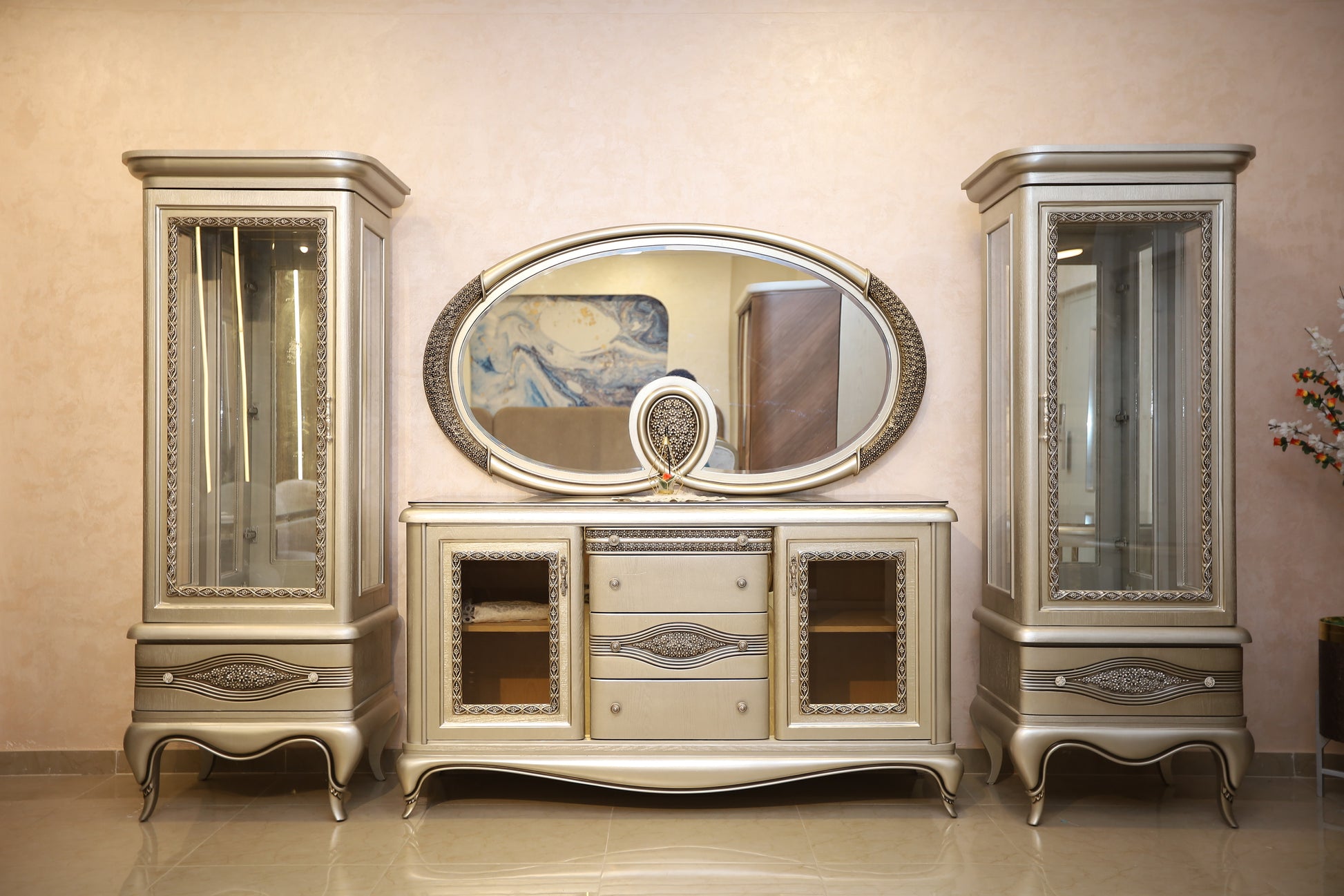 Opulentes esszimmer buffet, spiegel und zwei schranke